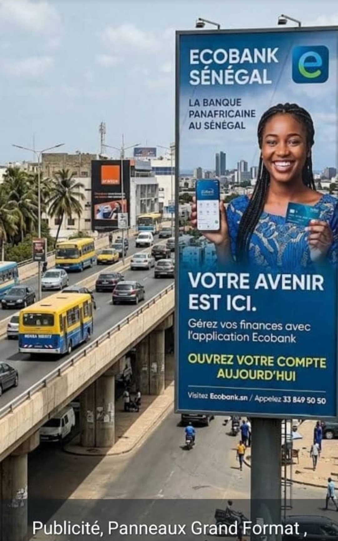 Panneau publicitaire grand format Ecobank Sénégal le long d'une autoroute urbaine à Dakar